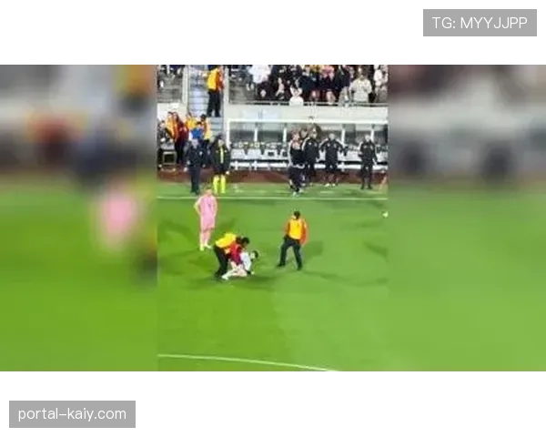 特写:小球迷冲入场内与偶像萨卡击掌,随后被安保人员带离 特写:小球迷冲入场内与偶像萨卡击掌,随后被安保人员带离